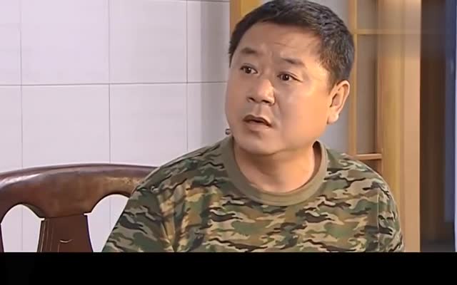 大拿和木生吃饭老带劲了,一口粉条一口肉再来口小酒,生活美滋滋