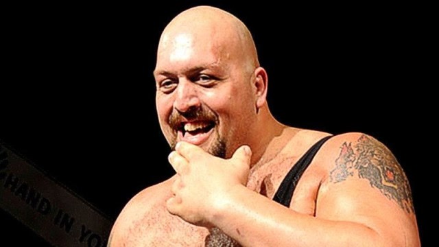 wwe:大秀哥致命铁拳直接击中飞扑而来的黑人小子腹部,赢得比赛!