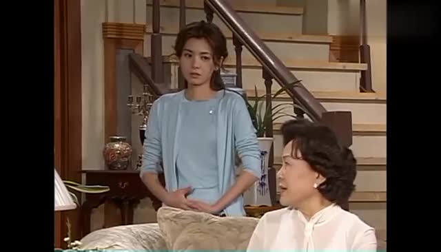 人鱼小姐:奶奶在客厅弹钢琴,要求雅俐瑛跟着唱,结果雅俐瑛哭了