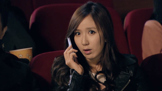 唐悠悠穿越玩手机,成为话剧的一大亮点,胡一菲被整懵了