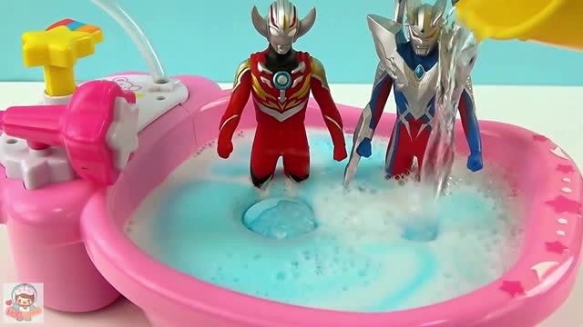 少儿益智:奥特曼泡澡球玩具收获惊喜人偶