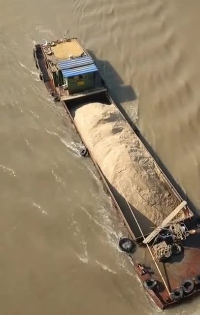 把运沙船装这么满,看着随时会下沉,胆子真大!