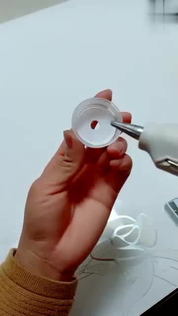 女子用瓶子自制转笔机,看到最后的结果,不由得竖起大拇指!