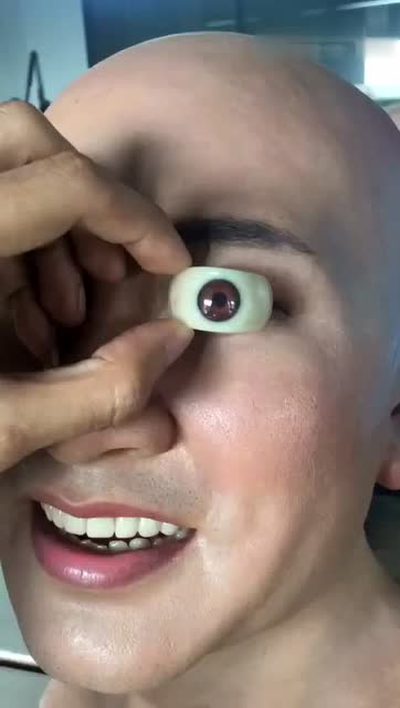 这假眼睛一眼看去好逼真,眼珠掉下来那一刻原形毕露了
