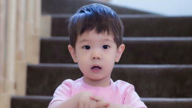 咘咘看见嗯哼,竟把波妞给忘了,贾静雯神调侃让她瞬间红脸!