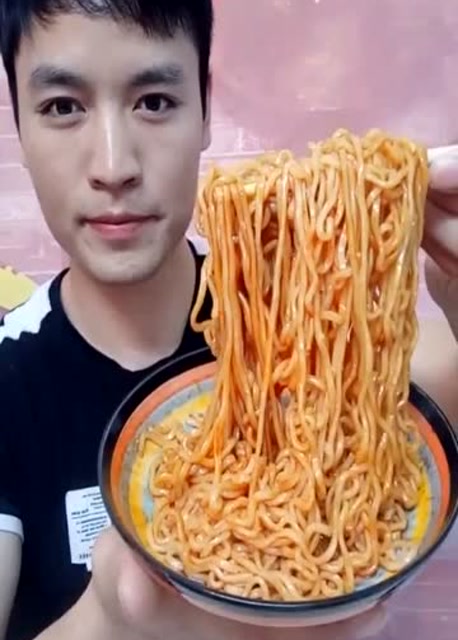 大海哥直播上线啦,呲溜呲溜几口吃掉一碗火鸡面,这速度厉害了!