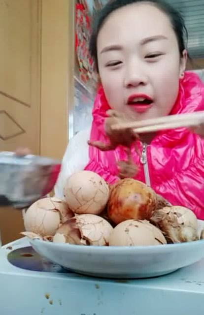 所有男子看见美女吃这个东西,都不敢靠近了