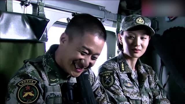 何晨光躺在唐心怡肩膀上睡觉,被战友嘲笑,赶紧睡不然没机会了