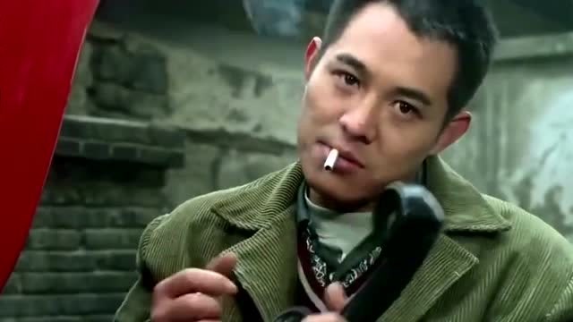 这个点烟姿势怕是学不会了,他的花式点烟太帅了