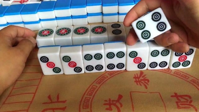 农村小伙子打麻将野心真大,摸到四筒可以胡却拿来杠!