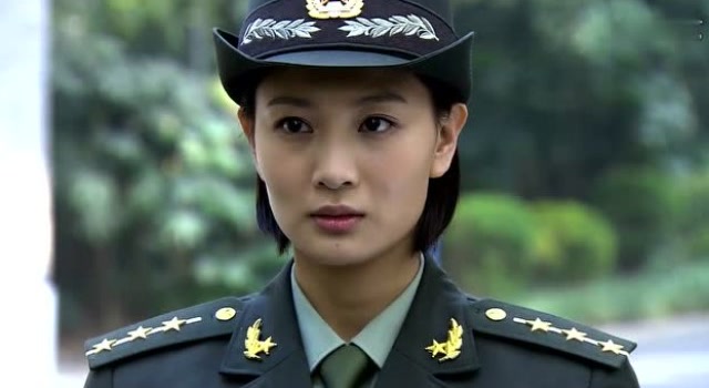 唐心怡一抬头就看见了何晨光,这下尴尬了