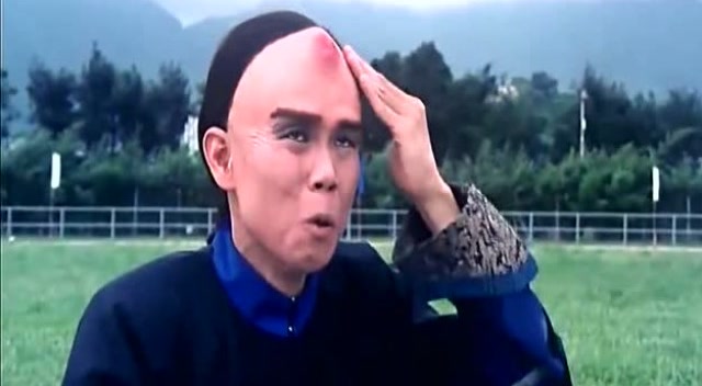 小伙是不是练过铁头功啊,被铁饼砸中竟然毫发无伤!