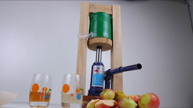 教你如何在家自制小型液压型榨汁机,这榨汁机的效率你不敢想象