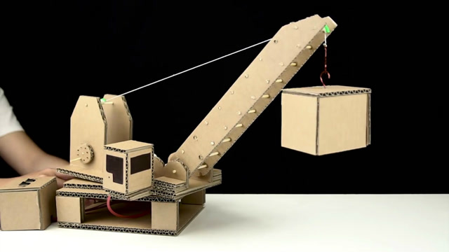 牛人用纸板制作电动起重机吊车,轻松吊起小物品,创意真不错