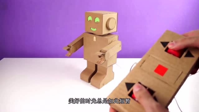 牛人小伙用纸壳制作玩具机器人.