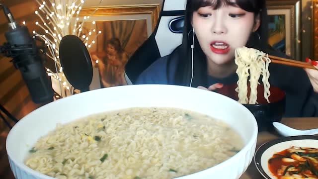 韩国炸鸡少女吃播:元气满满碗比脸大