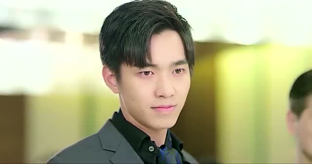 梁植带林鹿去参加宴会,不料遇到时敛森,两人都邀请林鹿跳舞