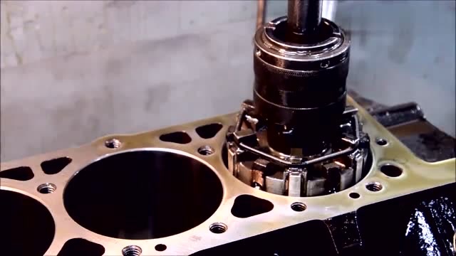 发动机气缸受磨损,牛人镗缸后接着用,不过没点技术可做不到!