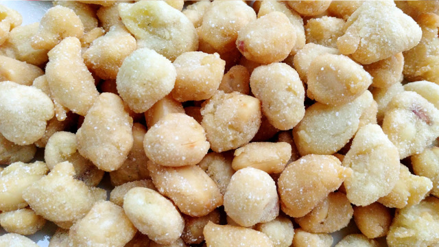 爱吃花生要收藏,这样做酥香脆口又很解馋,好吃的年货小吃美食!