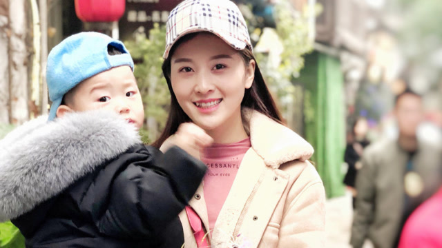 小兵张嘎谢孟伟宠妻晒萌娃恩爱 谁知老婆身材不仅有料背景也有料