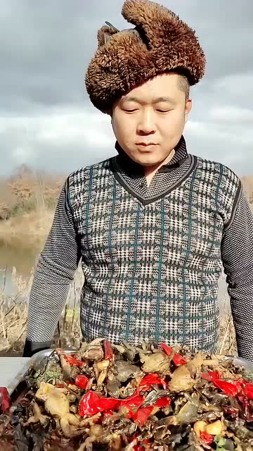 东北二鹏户外开搂蛤蟆,光看着就很馋人,感觉老好吃了!