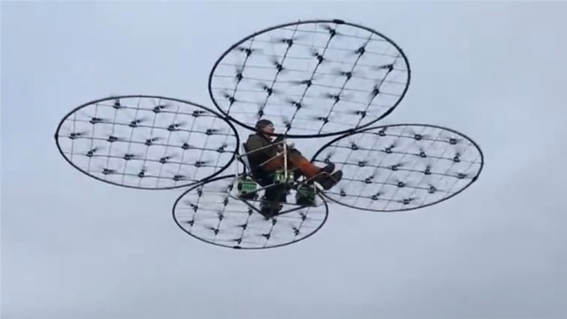 国外大佬花费1万美元自制载人飞行器 且在花园试飞完美升空!