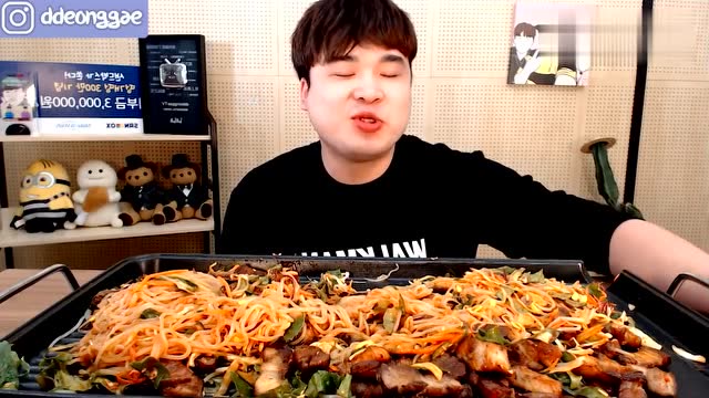 韩国大胃王胖哥,吃面条,配上五花肉,用手抓着吃,吃得太过瘾了