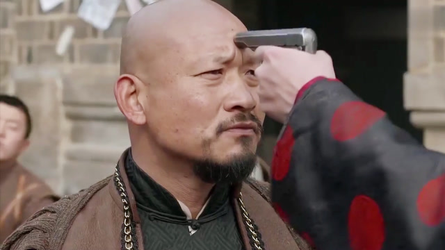 土匪头子来抢亲,不料新郎也是狠角色,直接掏枪顶在他头上