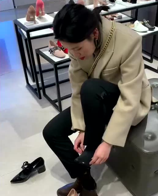 小姐姐来店里试鞋,脱下鞋子的那一刻,隔着屏都觉得尴尬