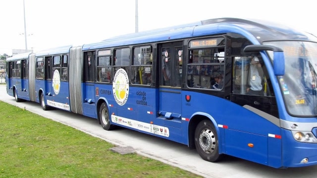 世界第一公交车,车身总长达到30米,三节车厢最高可载客300人!