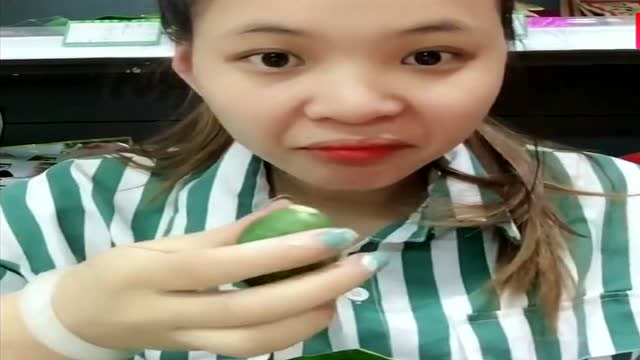 美女直播吃生槟榔,竟然最后吐血了,幸好虚惊一场