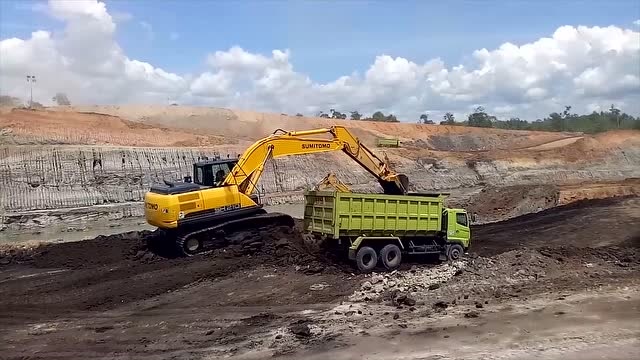 挖掘机挖煤装车,小挖斗效率就是差!