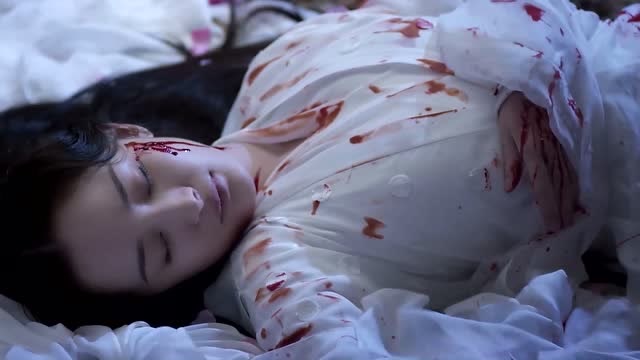 三生三世:白浅全身是伤躺在桃花树下一袭白衣好美啊