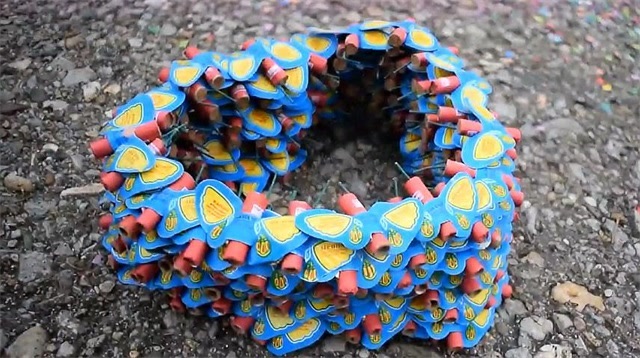 老外把100个飞天炮仗被同时点燃,小时候根本不敢这么玩