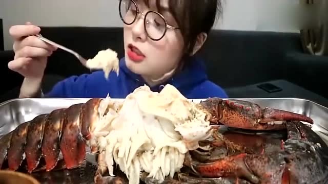 美女大胃王阿尤吃波士顿大龙虾,这个头刷新我的世界观了!胃口真大