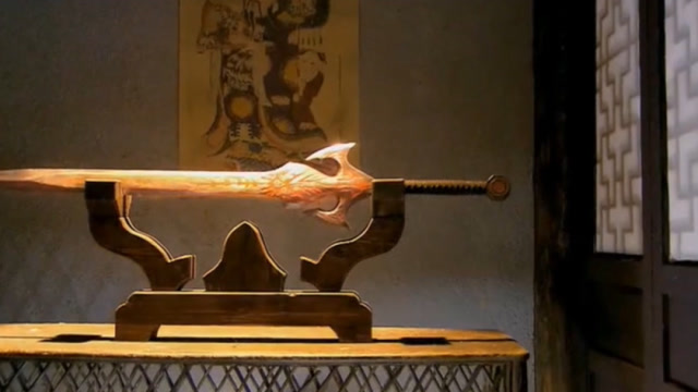 这把就是杨过传下来的玄铁重剑,丐帮高手去碰它,竟被剑气震飞