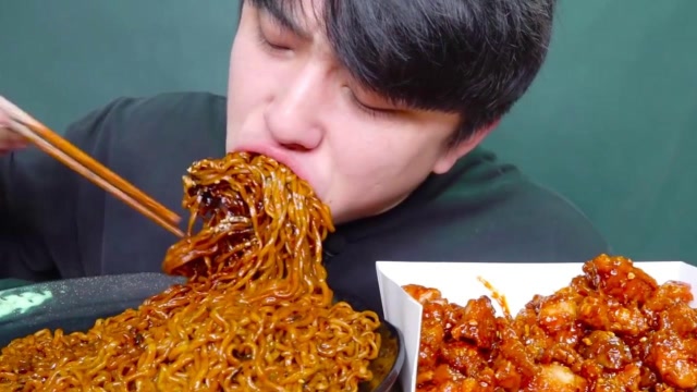 韩国帅哥吃炸酱面,大口塞嘴里,这表情难以下咽
