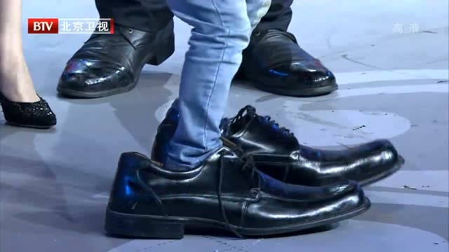 亚洲第一巨人张欢,穿的鞋子竟有72码,不料被袖珍人一穿,简直像船!