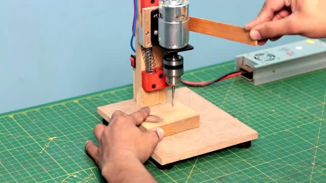 木匠利用直流电机,自制一台小型钻机,携带方便很实用