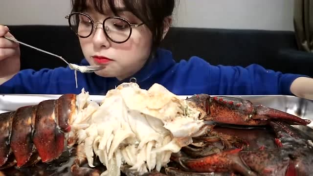 吃播哎哟阿尤:在家吃1000元的波士顿大龙虾,这吃相真可爱!