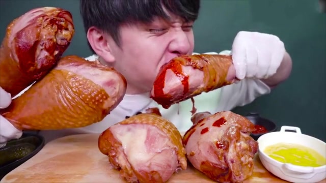 韩国欧巴吃超大烤火鸡腿,蘸着番茄汁吃!这嘴巴吧唧吧唧的,真香!