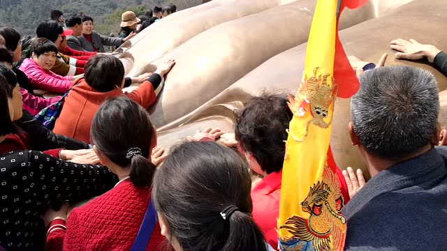 中国式拜佛:大妈大爷组团去无锡灵山摸佛脚