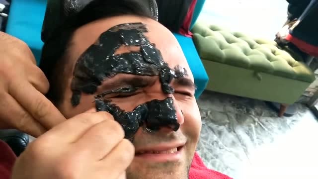 男人爱美比女人还过分,蜜蜡脱脸毛,再疼都咬牙忍着