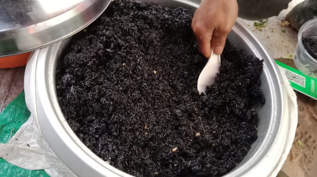 三月三快到了,到集市去买枫叶黑糯米,准备做黑米饭吃
