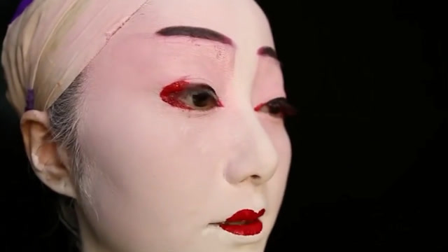 为啥日本艺伎的脸都是惨白的?镜头揭晓化妆过程,刷脸简直是刷墙!