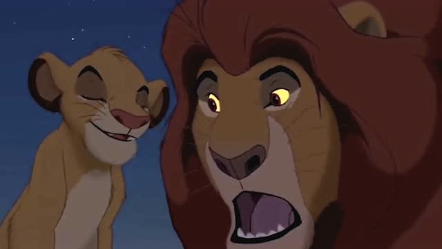 狮子王:辛巴和爸爸在玩耍,父子的感情很好,好温馨的画面