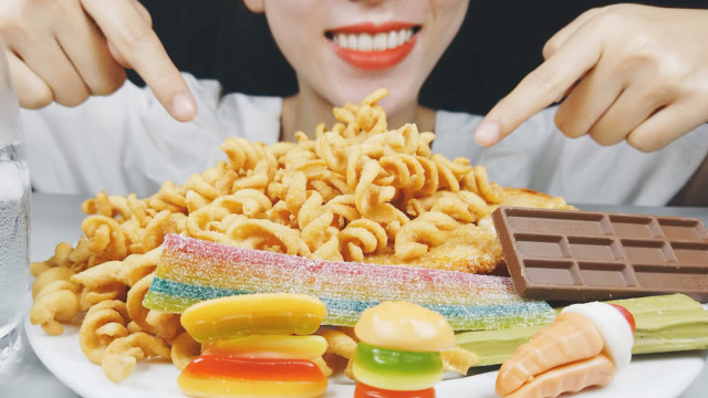 美女吃零食大餐,有汉堡和热狗软糖等,一个比一个迷你!