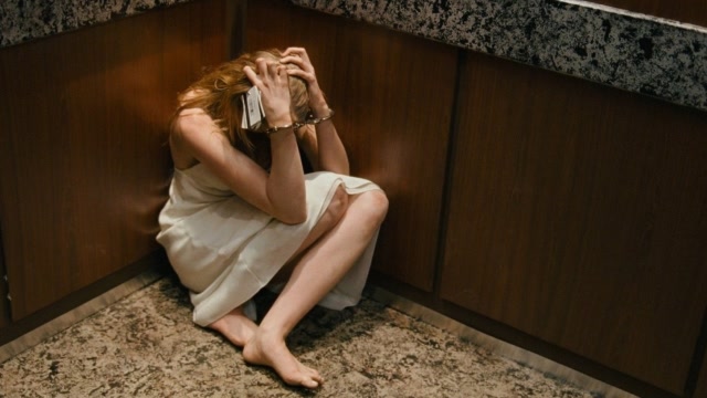 美女下班太晚,被变态保安盯上,直接给她迷晕锁了起来