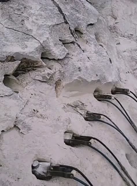 岩体爆破的一种方法:静态破碎法