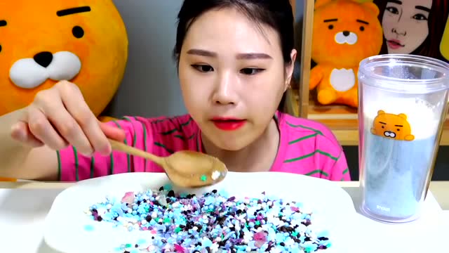 大胃王卡妹吃美味宇宙糖,大口大口塞,超满足!